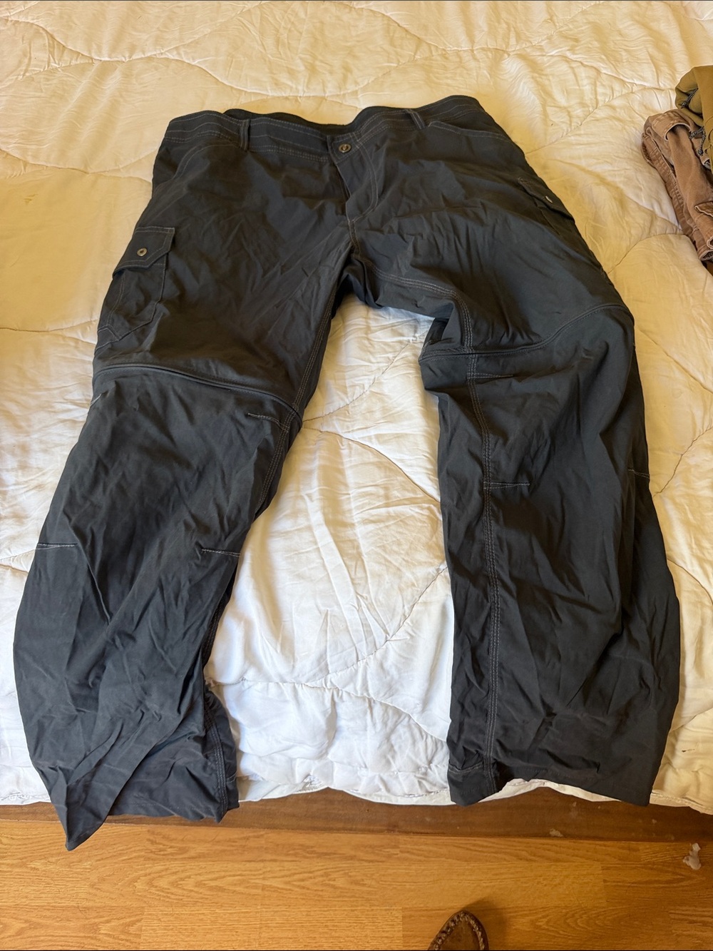 Kuhl Men's Black Cargo Pants - Rugged Utility Style